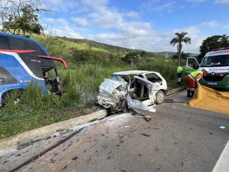 Acidente entre ônibus e carro mata homem na BR-116, no Leste de Minas - Foto: Divulgação/Corpo de Bombeiros
