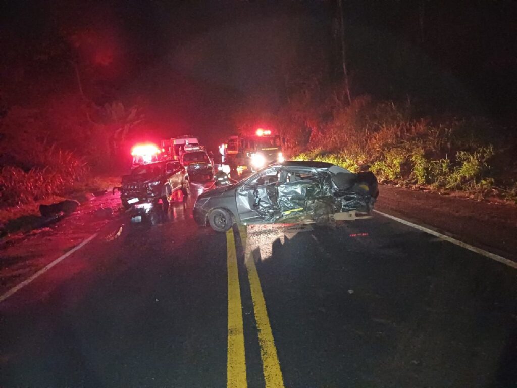 Acidente entre carros deixa morto e feridos na BR-262, em Manhuaçu - Foto: Divulgação/Corpo de Bombeiros