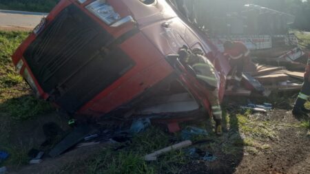 Motorista fica preso às ferragens após acidente na BR-262, em Florestal - Foto: Divulgação/Corpo de Bombeiros