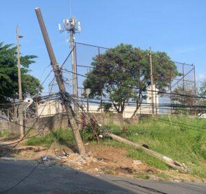 Carreta derruba postes e deixa moradores sem luz no bairro Ermelinda, em BH - Foto: Divulgação/CBMMG