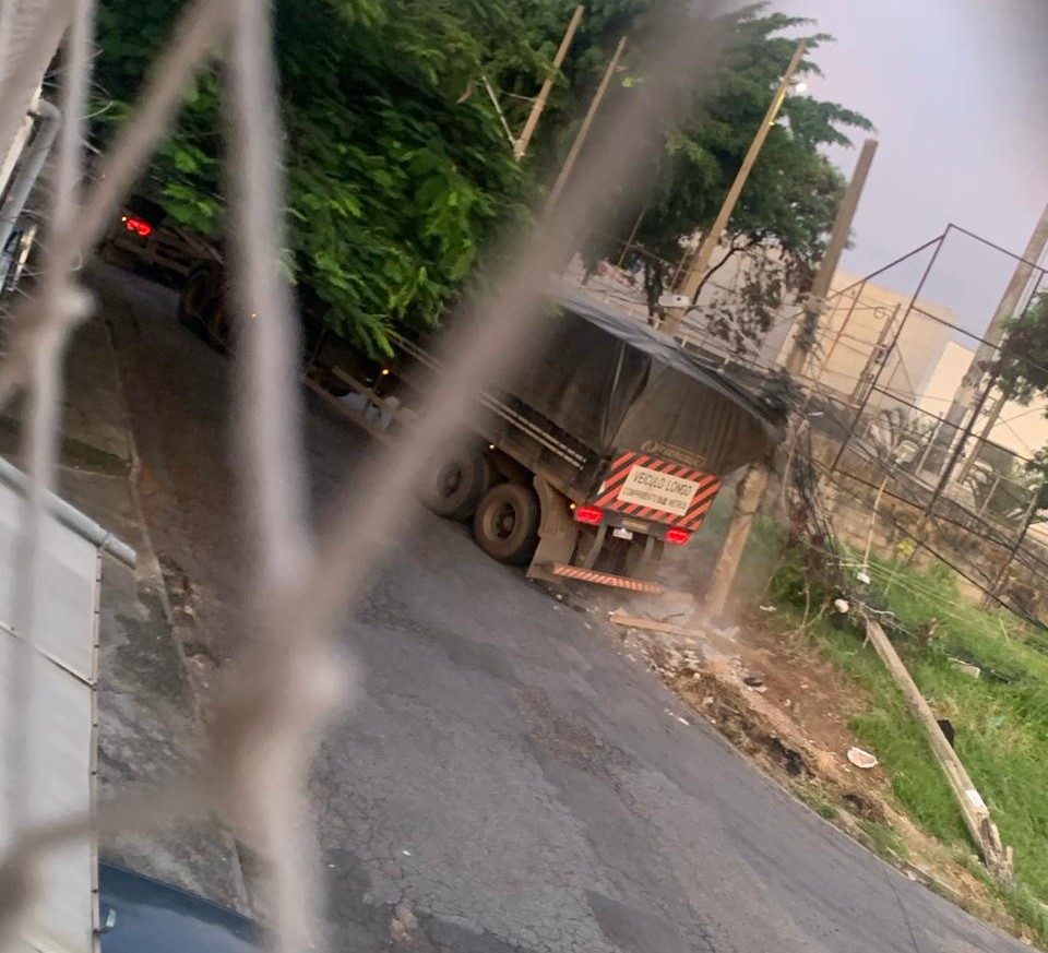 Carreta derruba postes e deixa moradores sem luz no bairro Ermelinda, em BH - Foto: Divulgação/CBMMG