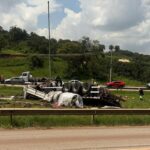 Acidente com carreta deixa motorista preso às ferragens na Rodovia Fernão Dias, em Betim - Foto: Reprodução/Redes Sociais