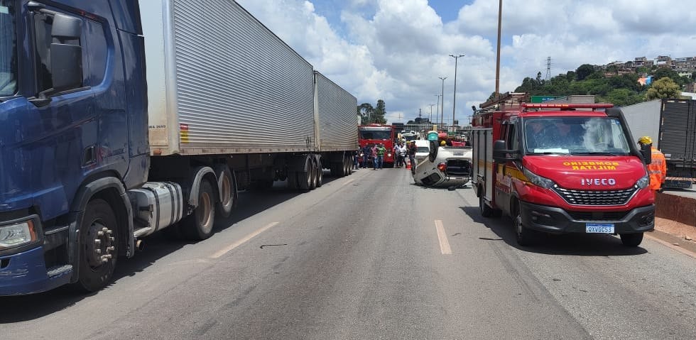 Carro capota e homem fica ferido no Anel Rodoviário, em BH - Foto: Divulgação/Corpo de Bombeiros