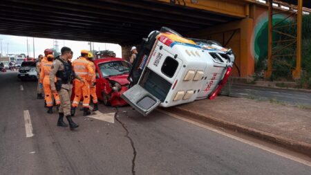 Acidente entre carro e viatura deixa feridos e complica trânsito na Via Expressa de Contagem - Foto: Divulgação/Corpo de Bombeiros