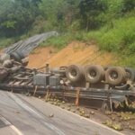 Caminhão tomba, deixa ferido e interdita trecho da Rodovia Fernão Dias - Foto: Reprodução/Redes Sociais