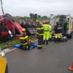 Motorista fica preso às ferragens após carreta tombar na Rodovia Fernão Dias - Foto: Divulgação/Corpo de Bombeiros