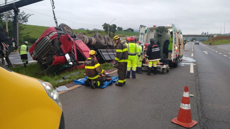 Motorista fica preso às ferragens após carreta tombar na Rodovia Fernão Dias - Foto: Divulgação/Corpo de Bombeiros