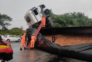 Carreta tomba e motorista fica retido na cabine na Rodovia Fernão Dias, em Pouso Alegre - Foto: Divulgação/Corpo de Bombeiros