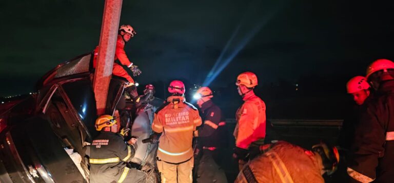 Homem morre ao bater carro em poste na MG-010, em Vespasiano - Foto: Divulgação/Corpo de Bombeiros