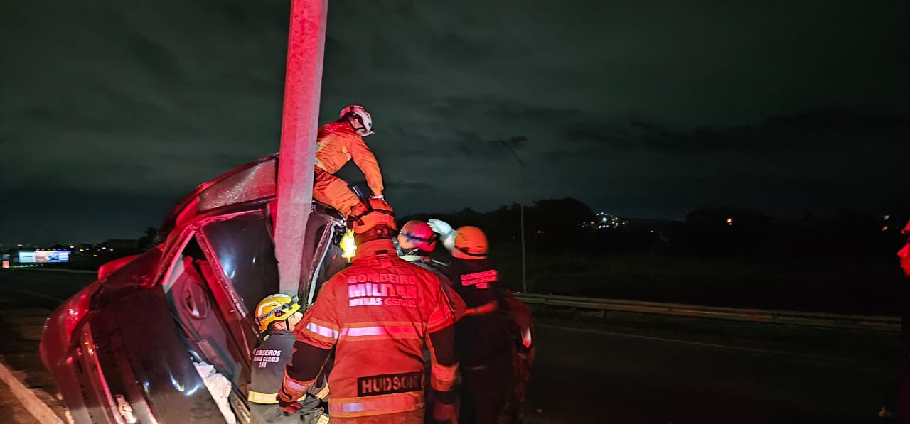 Homem morre ao bater carro em poste na MG-010, em Vespasiano - Foto: Divulgação/Corpo de Bombeiros