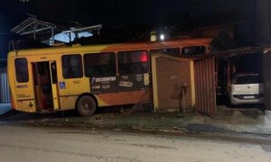 Ônibus sem freio invade casa em São Joaquim de Bicas - Foto: Divulgação/Polícia Militar