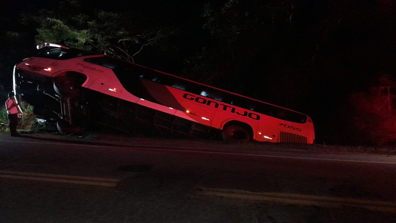 Ônibus com 24 pessoas tomba e deixa feridos na BR-262, em Rio Casca - Foto: Divulgação/Corpo de Bombeiros