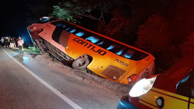 Ônibus com 24 pessoas tomba e deixa feridos na BR-262, em Rio Casca - Foto: Divulgação/Corpo de Bombeiros