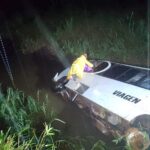 Ônibus com estudantes capota, cai em rio e deixa 13 feridos em Minas Gerais - Foto: Divulgação/Corpo de Bombeiros
