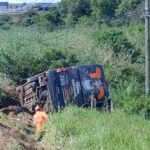 Acidente com ônibus do cantor Thiago Carvalho deixa ferido na BR-381 - Foto: Divulgação/Corpo de Bombeiros