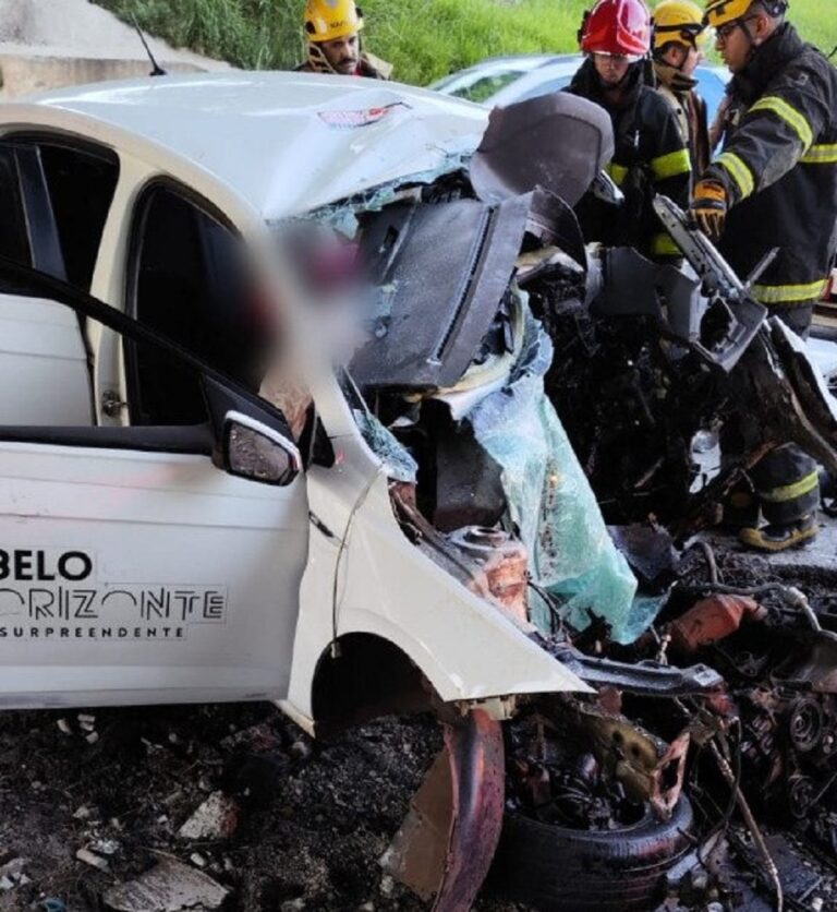 Taxista morre preso às ferragens após acidente no Anel Rodoviário, em BH - Foto: Divulgação/Corpo de Bombeiros