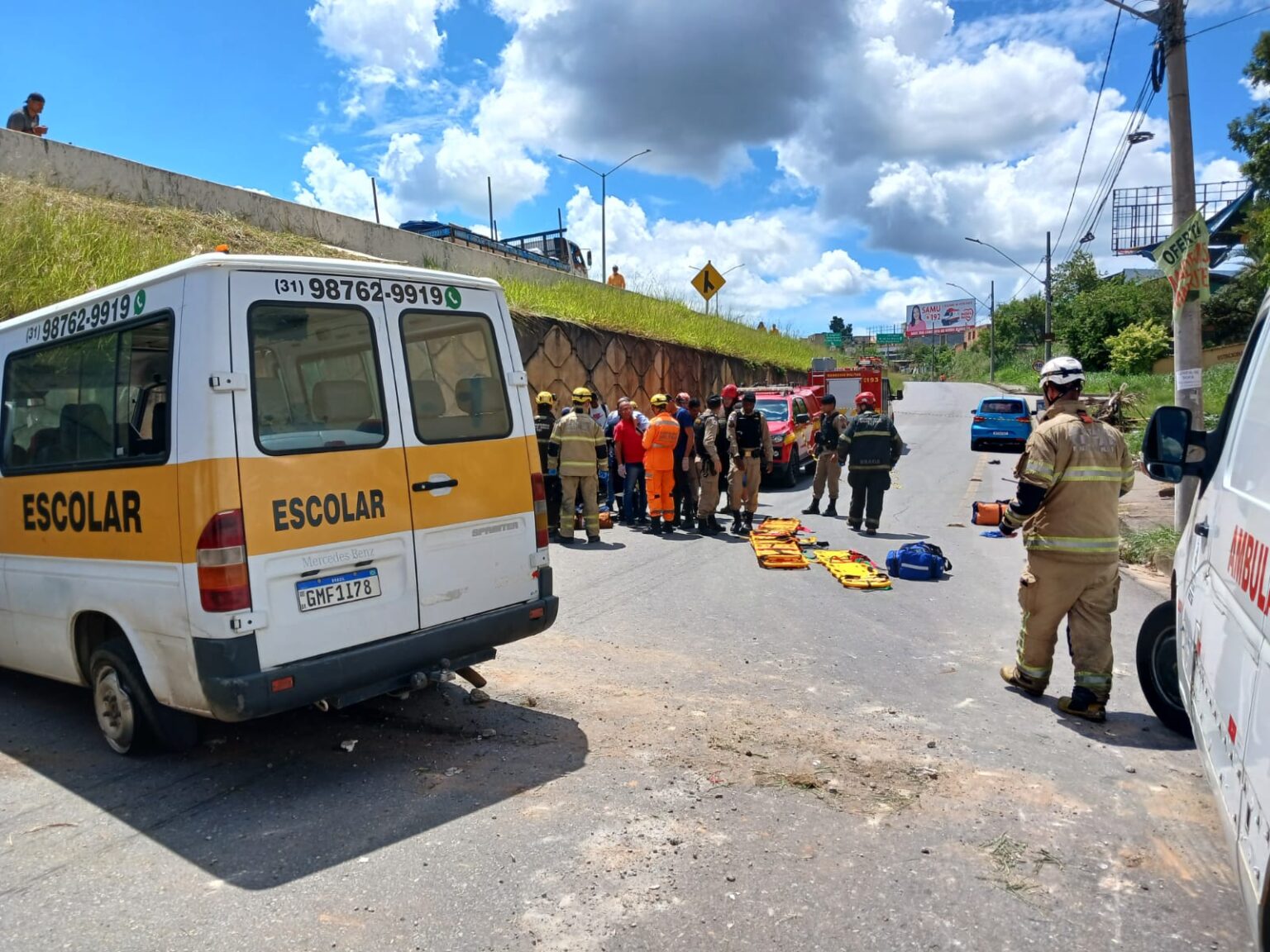 Acidente com van escolar deixa crianças feridas na MG-010, em Vespasiano - Foto: Divulgação/Corpo de Bombeiros