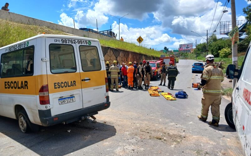 Acidente com van escolar deixa crianças feridas na MG-010, em Vespasiano - Foto: Divulgação/Corpo de Bombeiros