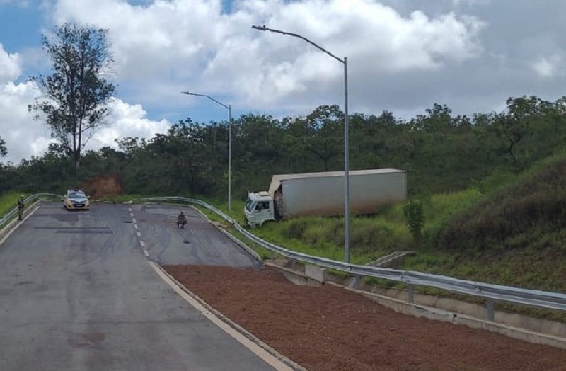 Caminhão bate no guard rail da área de escape do Anel Rodoviário, em BH - Foto: Divulgação/BHTrans