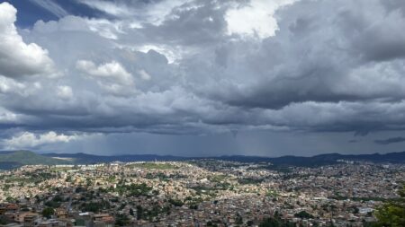 BH está em alerta para chuva neste domingo - Foto: Elberty Valadares | Por Dentro de Minas