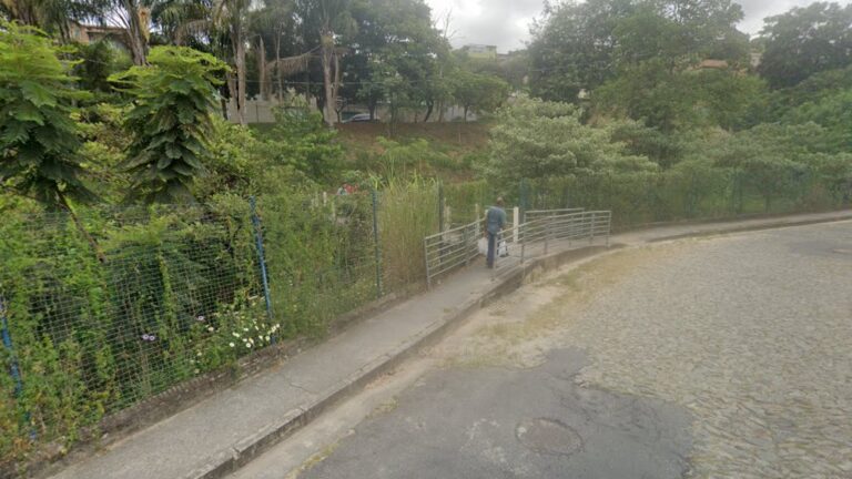 Homem é encontrado morto com sinais de agressões dentro de córrego em BH - Foto: Reprodução/Google Street View