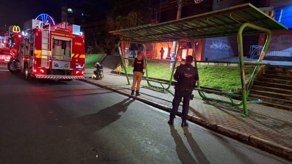 Agência bancária é destruída parcialmente após incêndio criminoso em Contagem - Foto: Divulgação/GCM Contagem