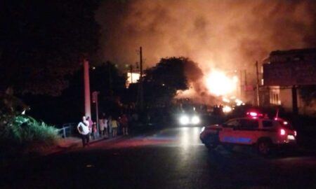 Caminhão-tanque tomba, pega fogo, incendeia casas, deixa morto e feridos em BH - Foto: Divulgação/PMRv