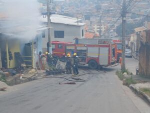 Mercearia é destruída após dupla coloca fogo em Santa Luzia - Foto: Divulgação/Corpo de Bombeiros