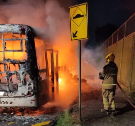 Ônibus coletivo é destruído após pegar fogo no bairro Maria Goretti, em BH - Foto: Divulgação/Corpo de Bombeiros