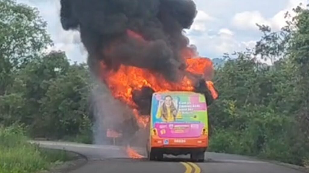 Protesto tem ônibus queimado e dois baleados em Esmeraldas - Foto: Reprodução/Redes Sociais
