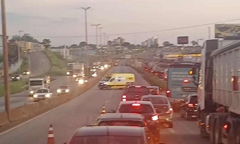 Motorista passa mal e morre após bater em traseira de carreta no Anel Rodoviário, em BH - Foto: Reprodução/Redes Sociais