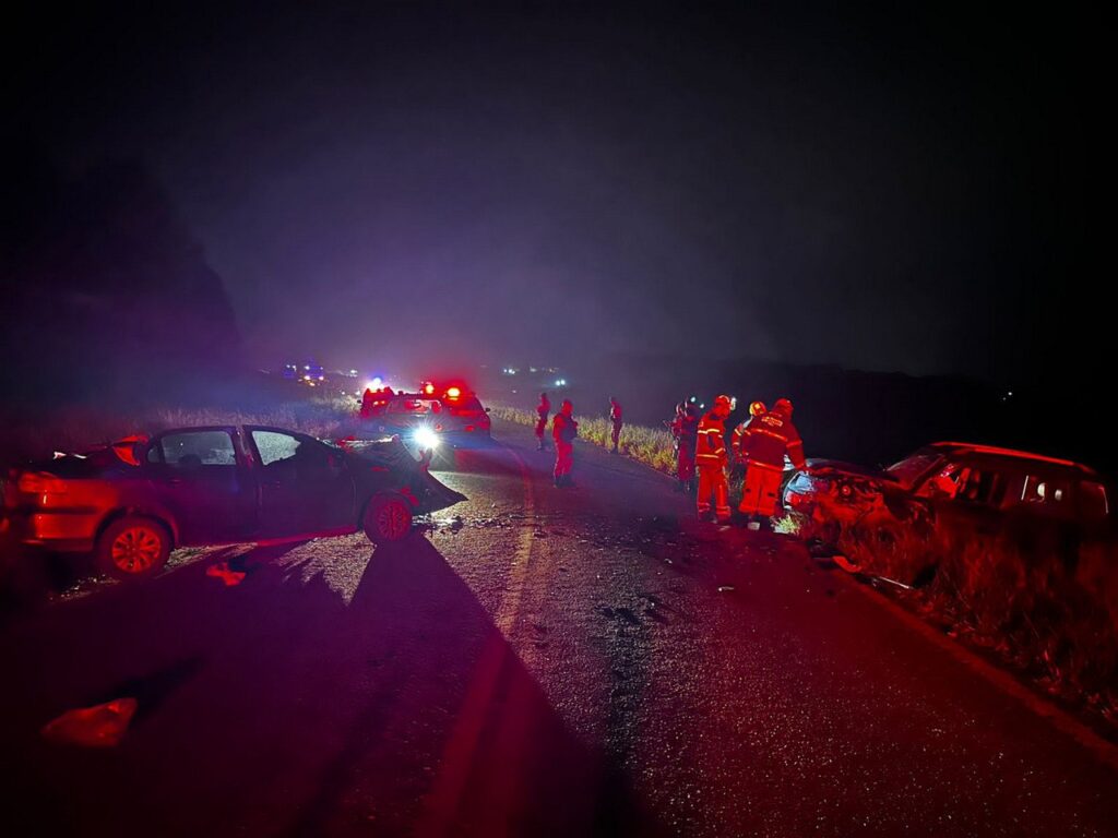 Batida frotal entre carro deixa quatro feridos na LMG-844, em Conselheiro Lafaiete - Foto: Divulgação/Corpo de Bombeiros