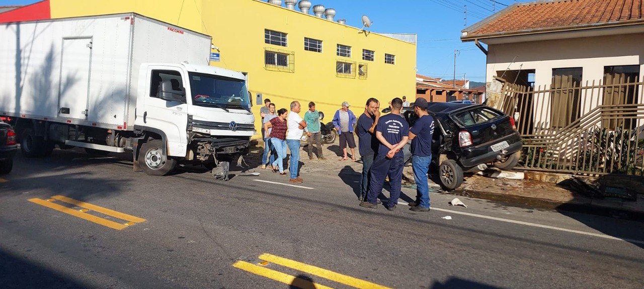 Mulher morre prensada em acidente na MG-290, em Borda da Mata - Foto: Divulgação/Corpo de Bombeiros