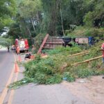 Ônibus tomba e deixa sete pessoas mortas na MGC-120, em São João Evangelista - Foto: Divulgação/PMRv