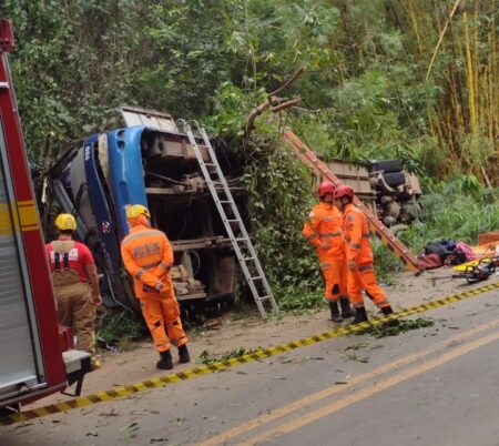 Polícia vai investigar acidente com ônibus que matou sete pessoas em estrada estadual - Foto: Divulgação/CBMMG
