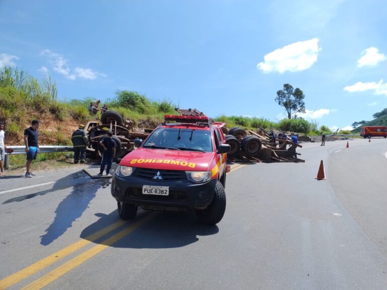 Motorista morre preso às ferragens em acidente na BR-146, no Sul de Minas - Foto: Divulgação/Corpo de Bombeiros