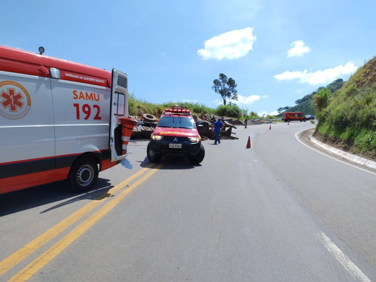 Motorista morre preso às ferragens em acidente na BR-146, no Sul de Minas - Foto: Divulgação/Corpo de Bombeiros