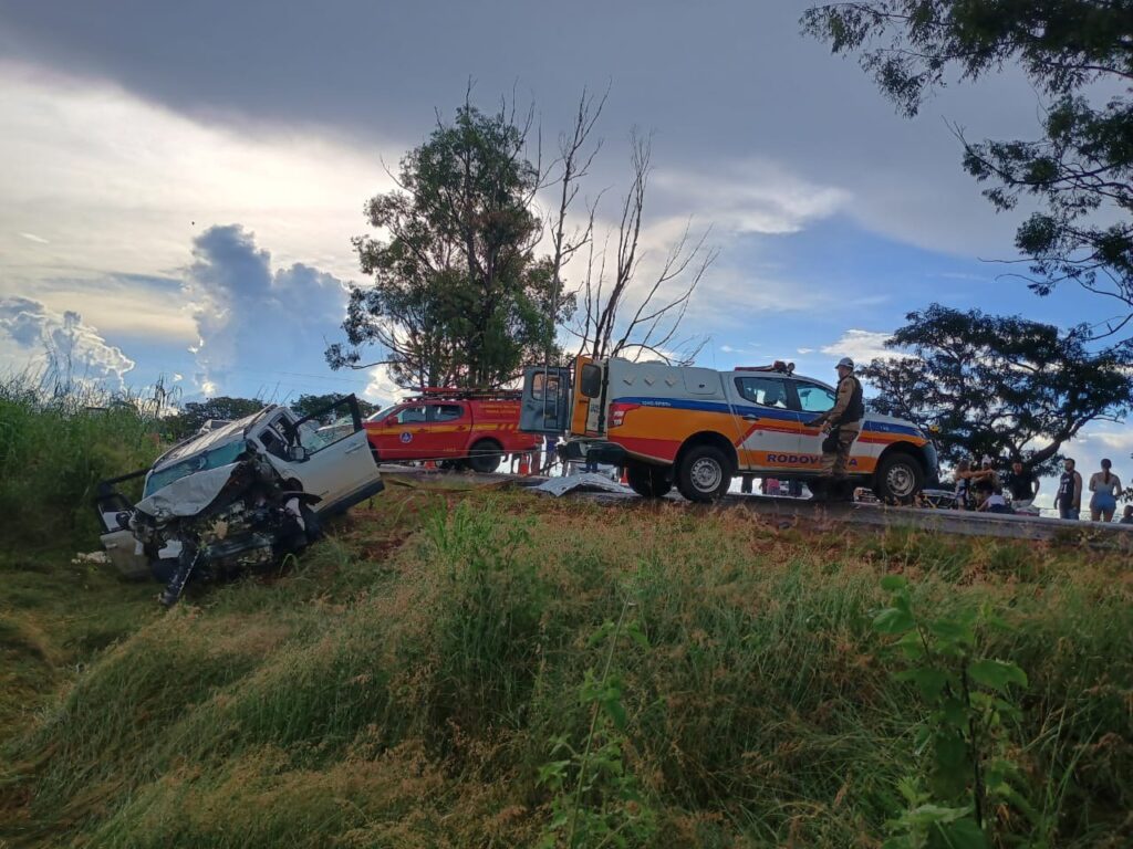 Seis pessoas morrem em acidente grave na BR-251, em Unaí Seis pessoas morrem em acidente grave na BR-251, em Unaí - Foto: Divulgação/Corpo de Bombeiros