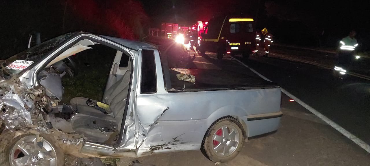 Batida frontal deixa dois feridos na BR-459, em Pouso Alegre - Foto: Divulgação/Corpo de Bombeiros