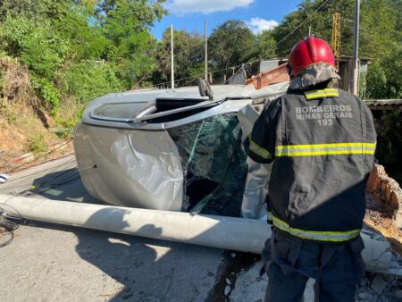 Carro bate em moto, capota e deixa vítima em Pedro Leopoldo - Foto: Divulgação/Corpo de Bombeiros