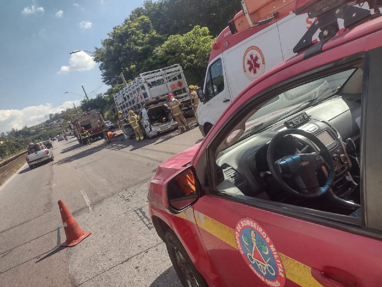 Criança e adolescente ficam gravemente feridos em acidente na Avenida Tereza Cristina, em BH - Foto: Divulgação/Corpo de Bombeiros