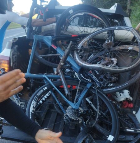 Van atropela 15 ciclistas na BR-040, em Paraopeba - Foto: Reprodução/Redes Sociais