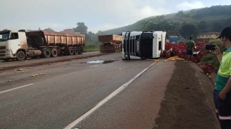 Caminhão tomba e interdita parcialmente trecho da BR-040, em Congonhas - Foto: Reprodução/Redes Sociais