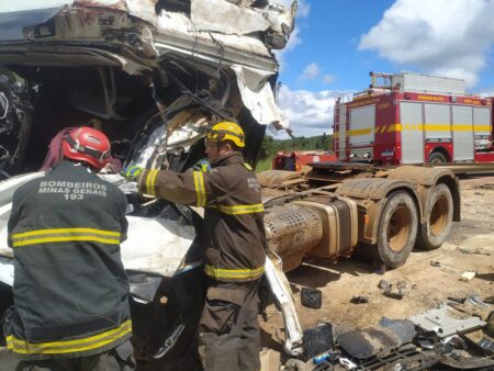 Motorista morre preso às ferragens após acidente com carreta na BR-251, em Francisco Sá - Foto: Divulgação/CBMMG