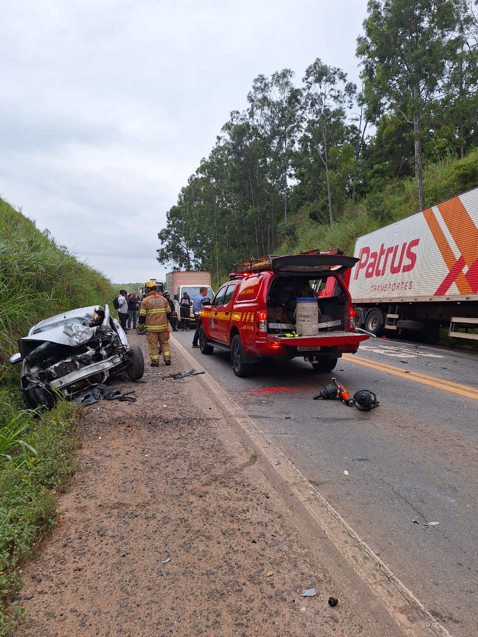 Mulher sobrevive em acidente grave entre carro e carreta na BR-381 - Foto: Divulgação/Corpo de Bombeiros