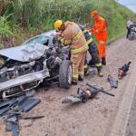 Mulher sobrevive em acidente grave entre carro e carreta na BR-381 - Foto: Divulgação/Corpo de Bombeiros