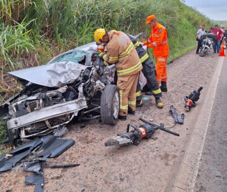 Mulher sobrevive em acidente grave entre carro e carreta na BR-381 - Foto: Divulgação/Corpo de Bombeiros