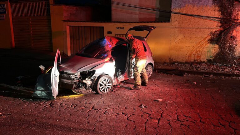 Homem fica ferido após carro bater em poste na Grande BH - Foto: Divulgação/Corpo de Bombeiros