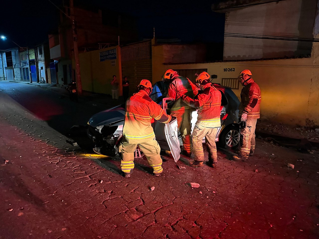 Homem fica ferido após carro bater em poste na Grande BH - Foto: Divulgação/Corpo de Bombeiros