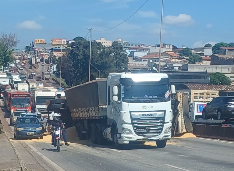 Engavetamento entre nove veículos deixa 42 vítimas ilesas na Fernão Dias - Foto: Reprodução/Redes Sociais
